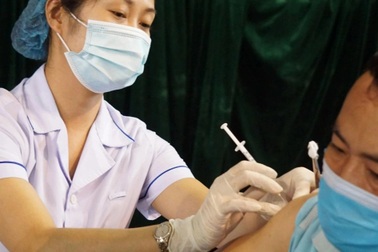 Không được từ chối tiêm vaccine đối với người đến tiêm đủ điều kiện