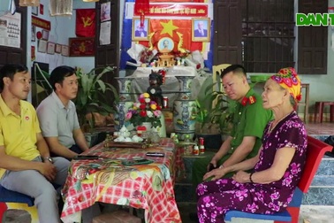 Cụ bà U80 nhận trưởng công an xã làm con nuôi