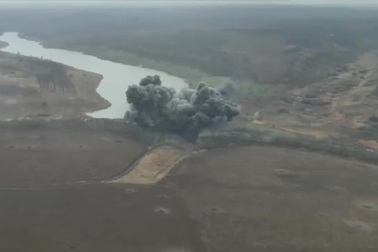 Bom lượn Nga phá đập nước Ukraine bám trụ, tạo sóng xung kích