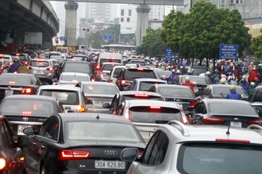 Cửa ngõ phía Tây Hà Nội ùn tắc nghiêm trọng trong cơn mưa lớn