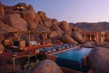 Kỳ lạ khu nghỉ sang trọng nằm trên đống đá tảng khổng lồ