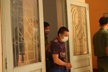 Vì sao hoãn xử vụ người tình của mẹ đánh bé trai 18 tháng tuổi tử vong?