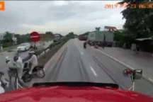 "Tiếng xoạt xoạt cùng tia lửa bắn lên rồi thùng xe đè một lúc mấy người!"