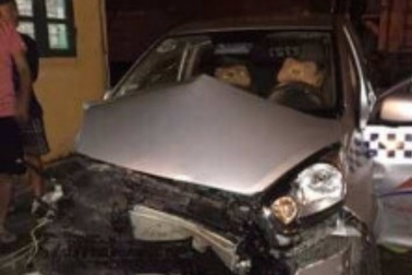 Băng qua đường tàu, xe taxi bi đâm nát