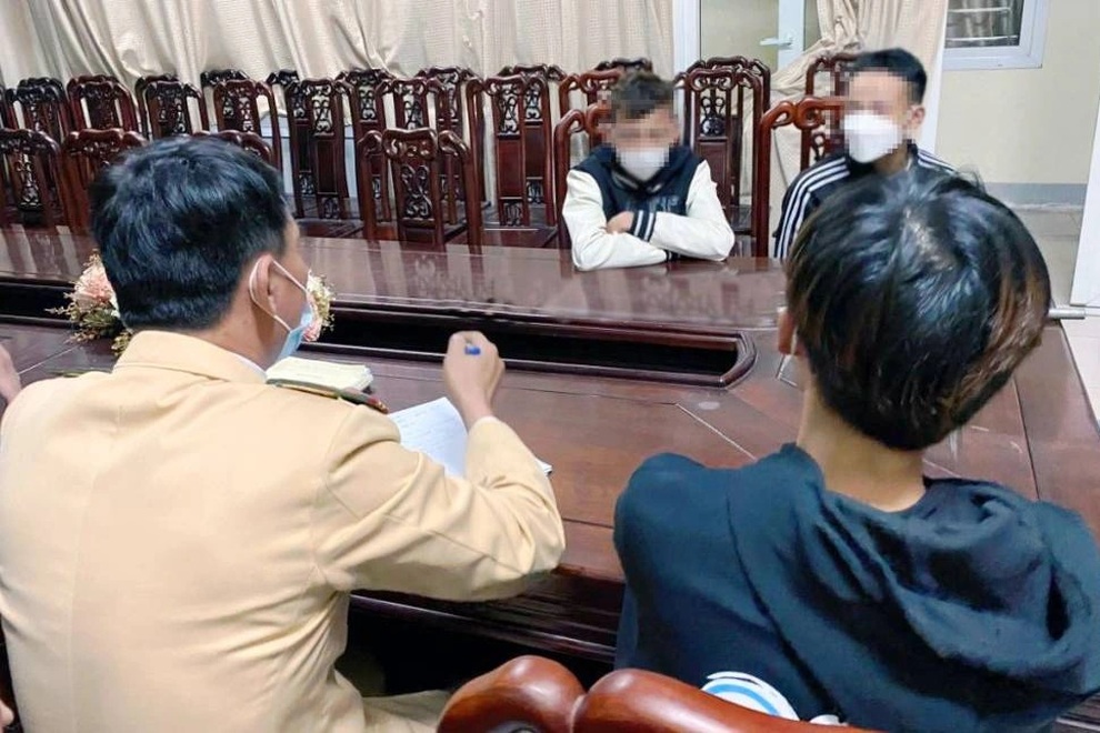 Nhiều thanh thiếu niên hàng đêm mang theo hung khí náo loạn đường phố - 2 Nhiều thanh thiếu niên hàng đêm mang theo hung khí náo loạn đường phố - 2