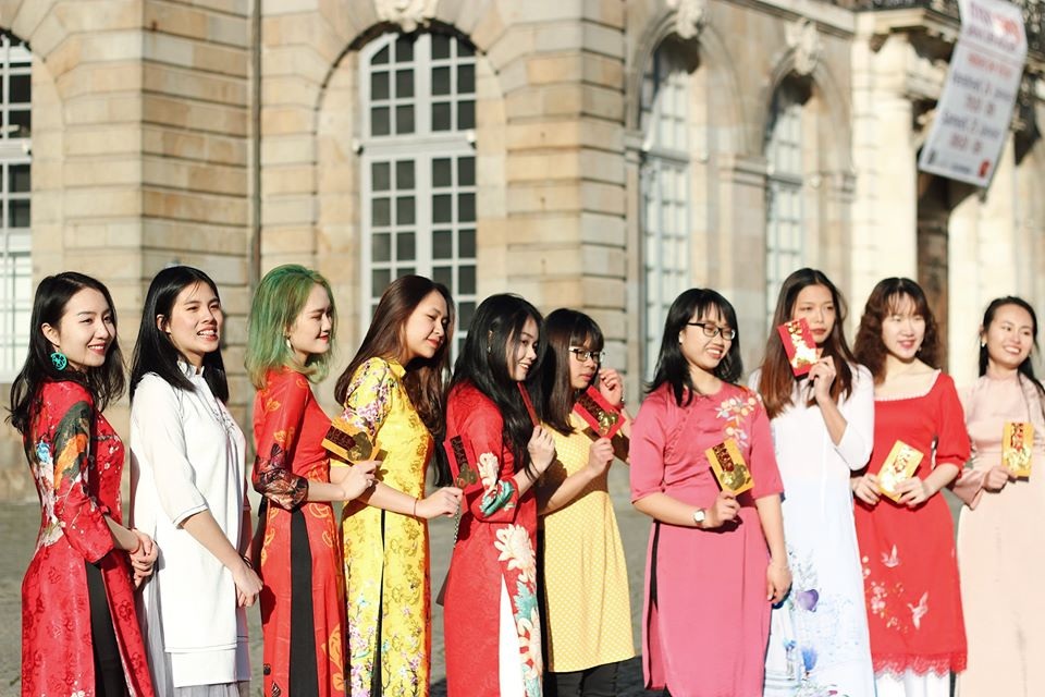 Áo dài Việt tung bay trên đất Rennes chào Xuân Canh Tý - 2 Áo dài Việt tung bay trên đất Rennes chào Xuân Canh Tý - 2