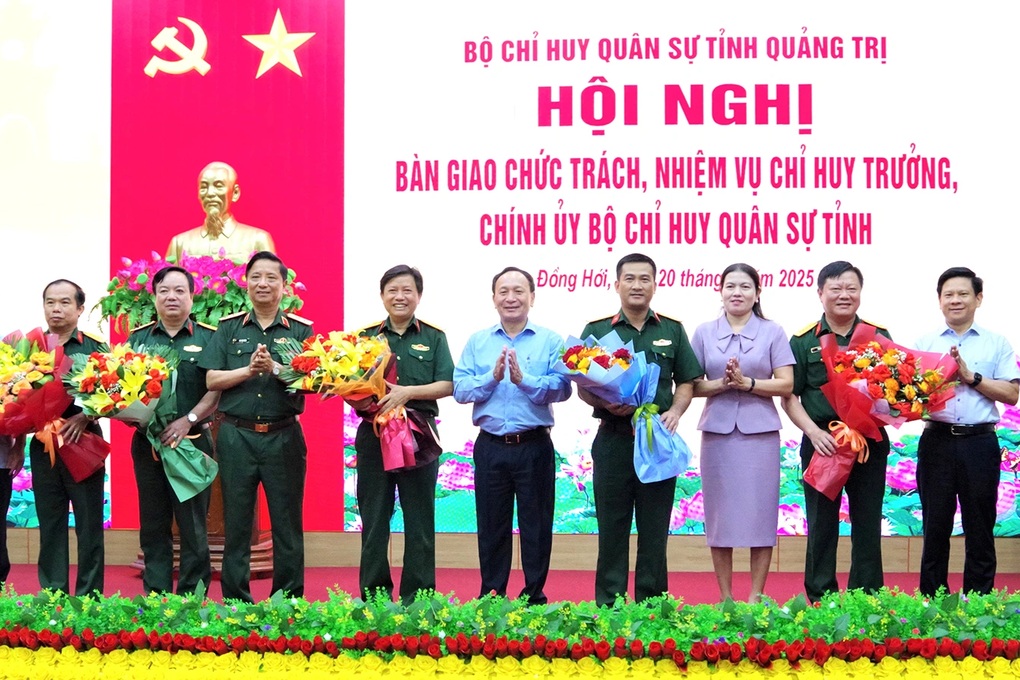 Bàn giao nhiệm vụ tại Bộ Chỉ huy Quân sự tỉnh Quảng Trị mới - 2 Bàn giao nhiệm vụ tại Bộ Chỉ huy Quân sự tỉnh Quảng Trị mới - 2