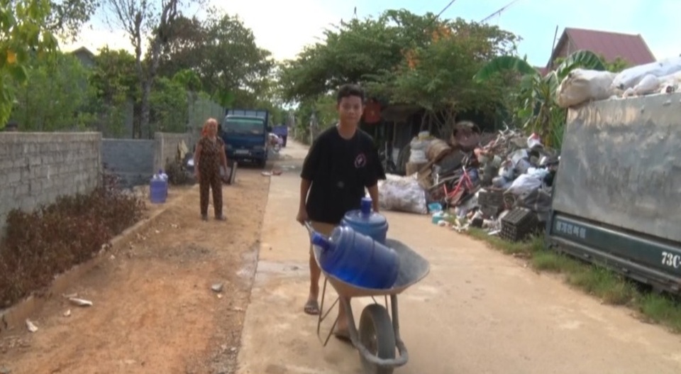 Lập điểm cấp nước sạch miễn phí cho người dân vùng hạn hán, xâm nhập mặn - 3 Lập điểm cấp nước sạch miễn phí cho người dân vùng hạn hán, xâm nhập mặn - 3