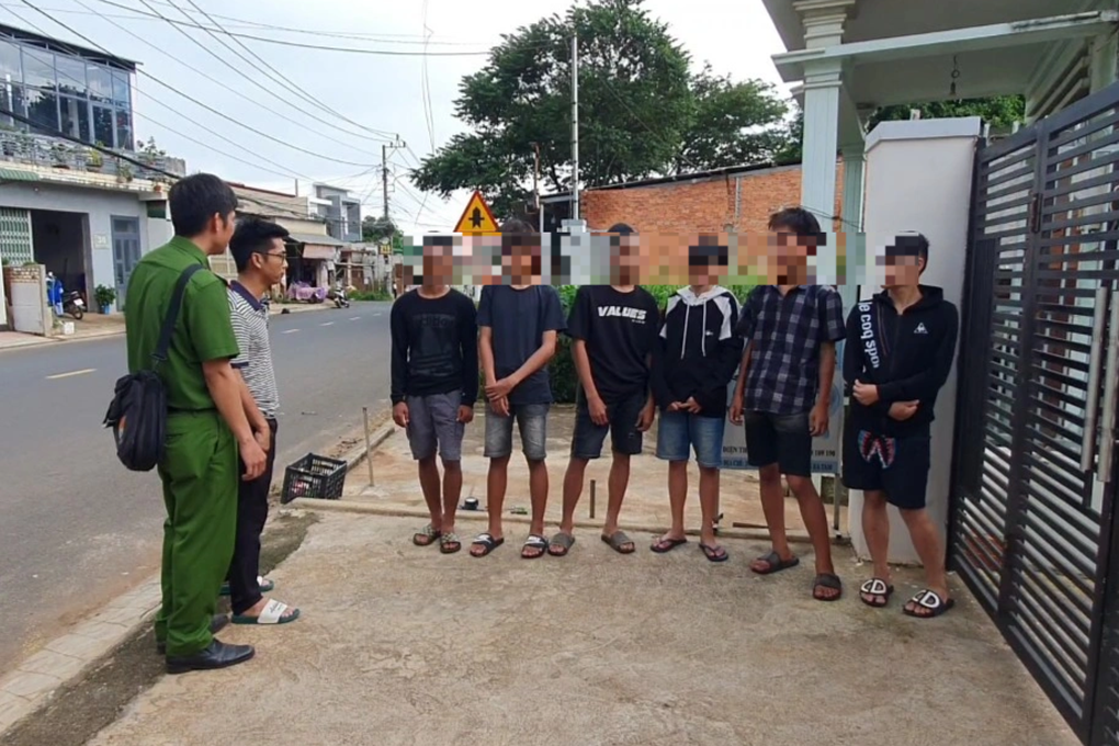Nhóm thiếu niên chuyên khoắng đồ trên ô tô để nướng vào game - 1 Nhóm thiếu niên chuyên khoắng đồ trên ô tô để nướng vào game - 1