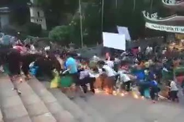 “Sốc” cảnh hàng trăm người dân lao vào “cướp” lộc ở chùa Hương