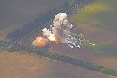 Pháo "cơn lốc lửa" Nga bắn nổ tung hệ thống phòng không Ukraine