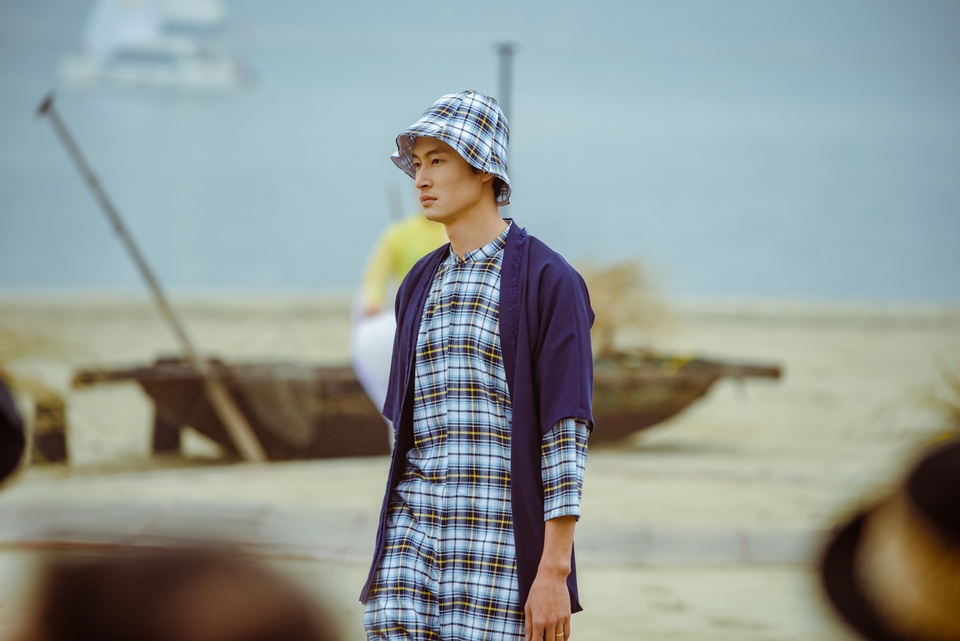 Hoa hậu Thùy Dung trình diễn áo dài bên bờ biển vịnh Bái Tử Long - 8