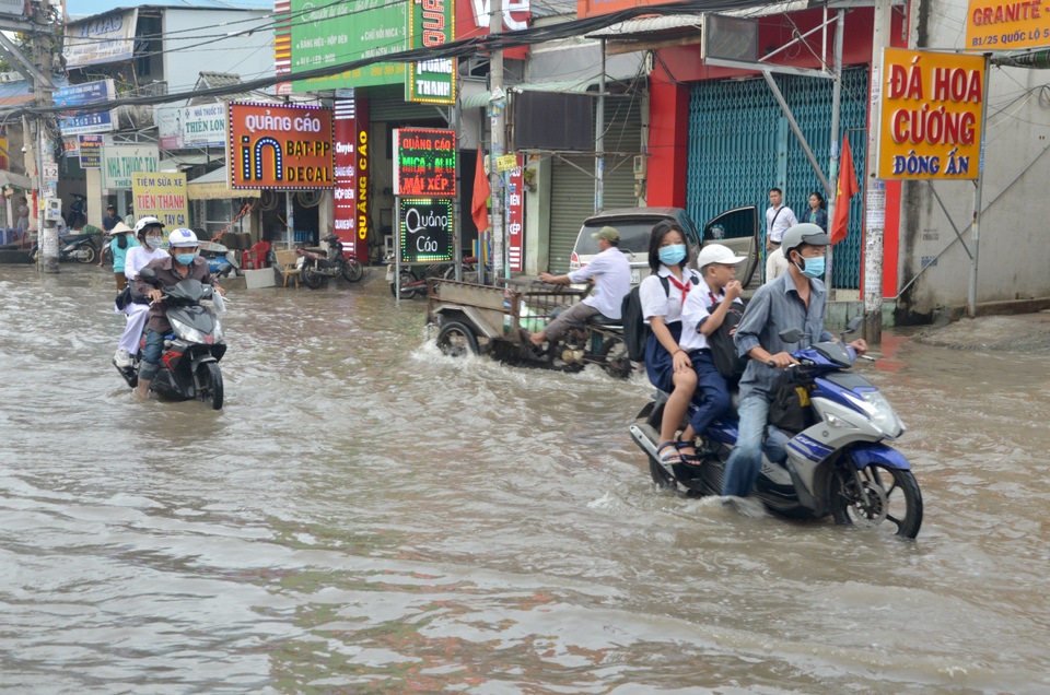 Người Sài Gòn khốn khổ sáng đầu tuần vì triều cường đạt đỉnh - 4 Người Sài Gòn khốn khổ sáng đầu tuần vì triều cường đạt đỉnh - 4