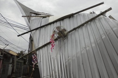 Lốc “lạ” giữa mùa đông thổi tung mái dãy nhà trọ