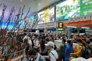Vật vạ nửa ngày ở sân bay chờ được về quê ăn Tết