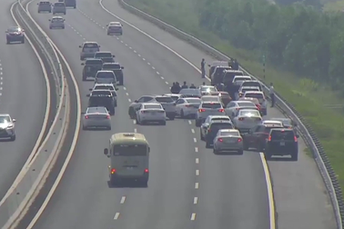 Ô tô “diễn xiếc” trên đường cao tốc, CSGT khó “tuýt còi”!