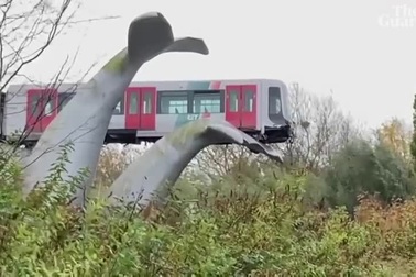 Hi hữu: Tàu trên cao trượt khỏi đường ray nhưng "đáp" đúng vị trí an toàn