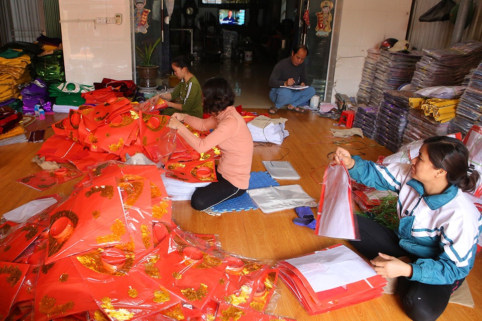Thủ phủ vàng mã nhộn nhịp dịp tết ông Công ông Táo - 3 Thủ phủ vàng mã nhộn nhịp dịp tết ông Công ông Táo - 3