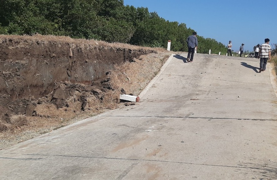 Đường đê biển Tây tiếp tục sụt lún nghiêm trọng - 1 Đường đê biển Tây tiếp tục sụt lún nghiêm trọng - 1