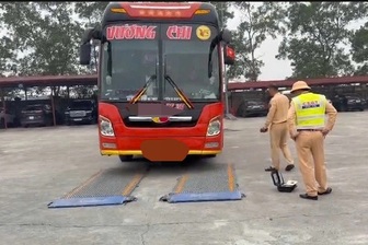 Phát hiện xe khách chở hàng quá tải trọng hơn 200%