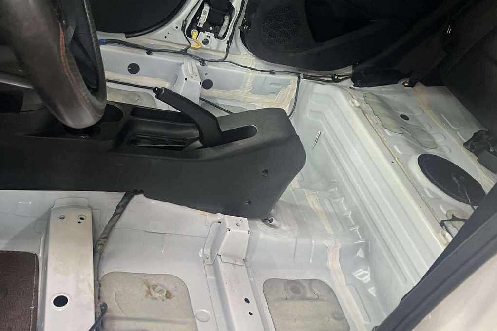 Gara ô tô quá tải sau mưa lớn ở Hà Nội, thợ sửa xe tăng ca vẫn không xuể - 2