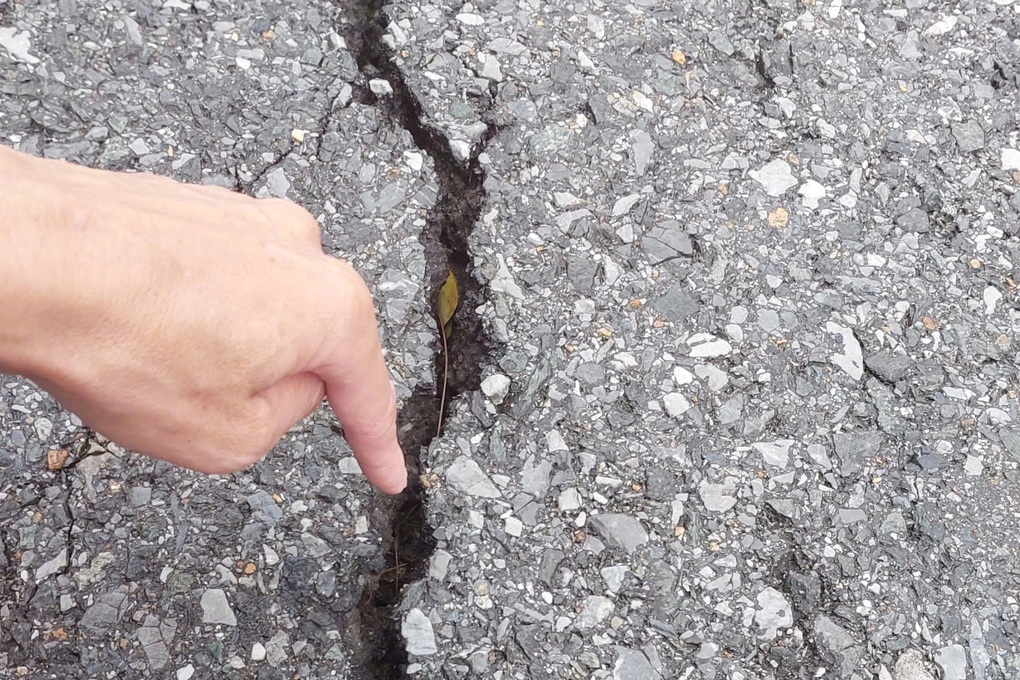 Xuất hiện vết nứt ở đèo Ngang, gần khu vực nhiều giun trồi lên mặt đất - 2