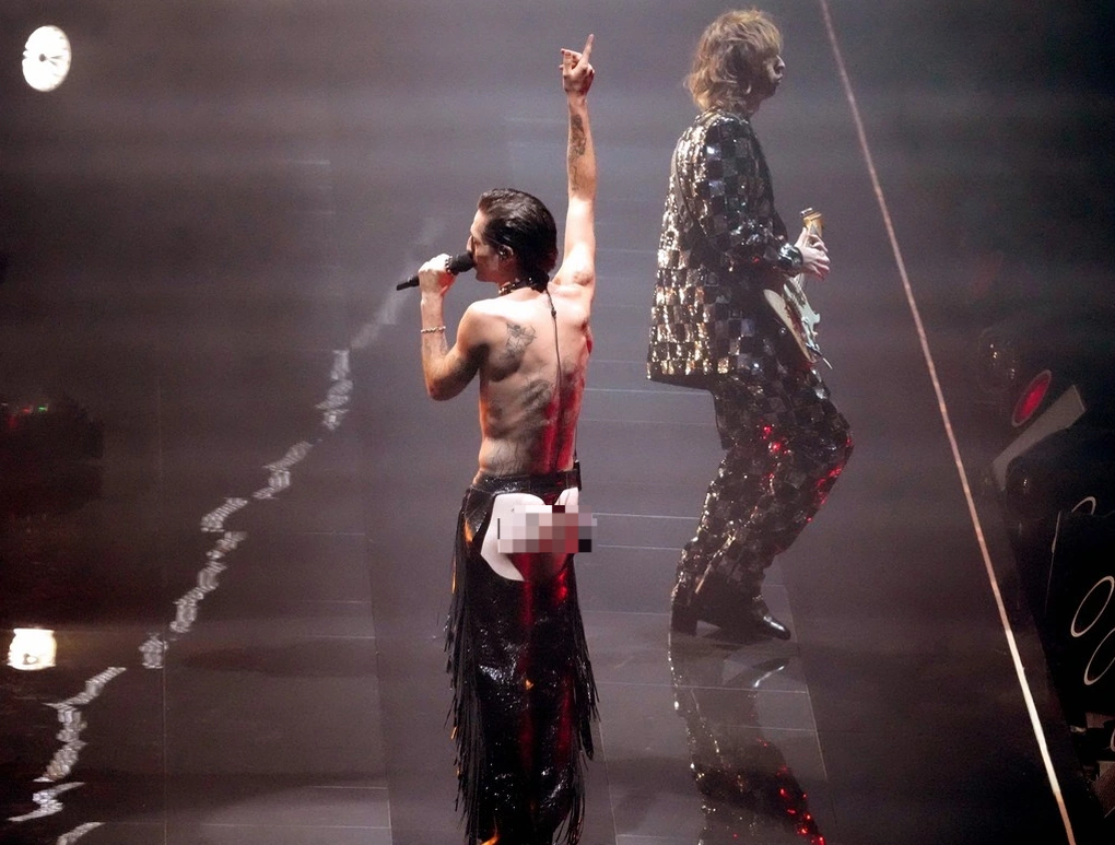 Nam ca sĩ gây sốc khi để lộ vòng ba trên sân khấu lễ trao giải VMA - 1