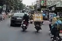 Nam thanh niên đạp ngã người đi xe máy trên đường ở TPHCM