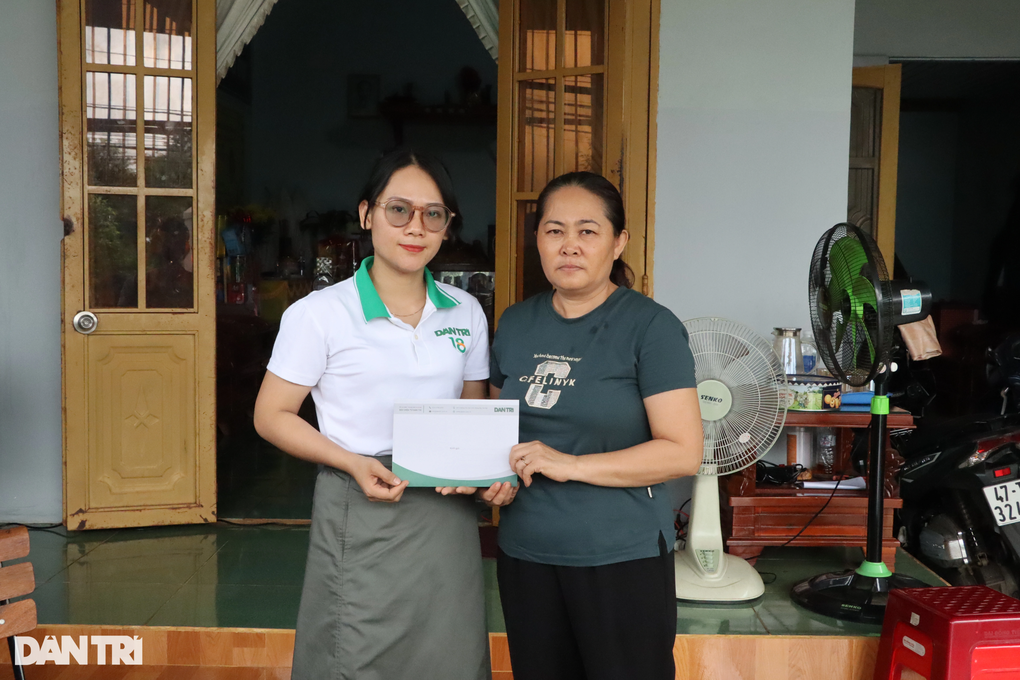 Báo Dân trí tặng quà tri ân gia đình người có công ở miền Trung, Tây Nguyên - 8 Báo Dân trí tặng quà tri ân gia đình người có công ở miền Trung, Tây Nguyên - 8