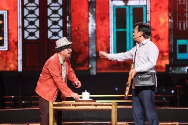 NSƯT Chí Trung, Quang Tèo đưa từ thiện "phông bạt" sau bão lên sân khấu