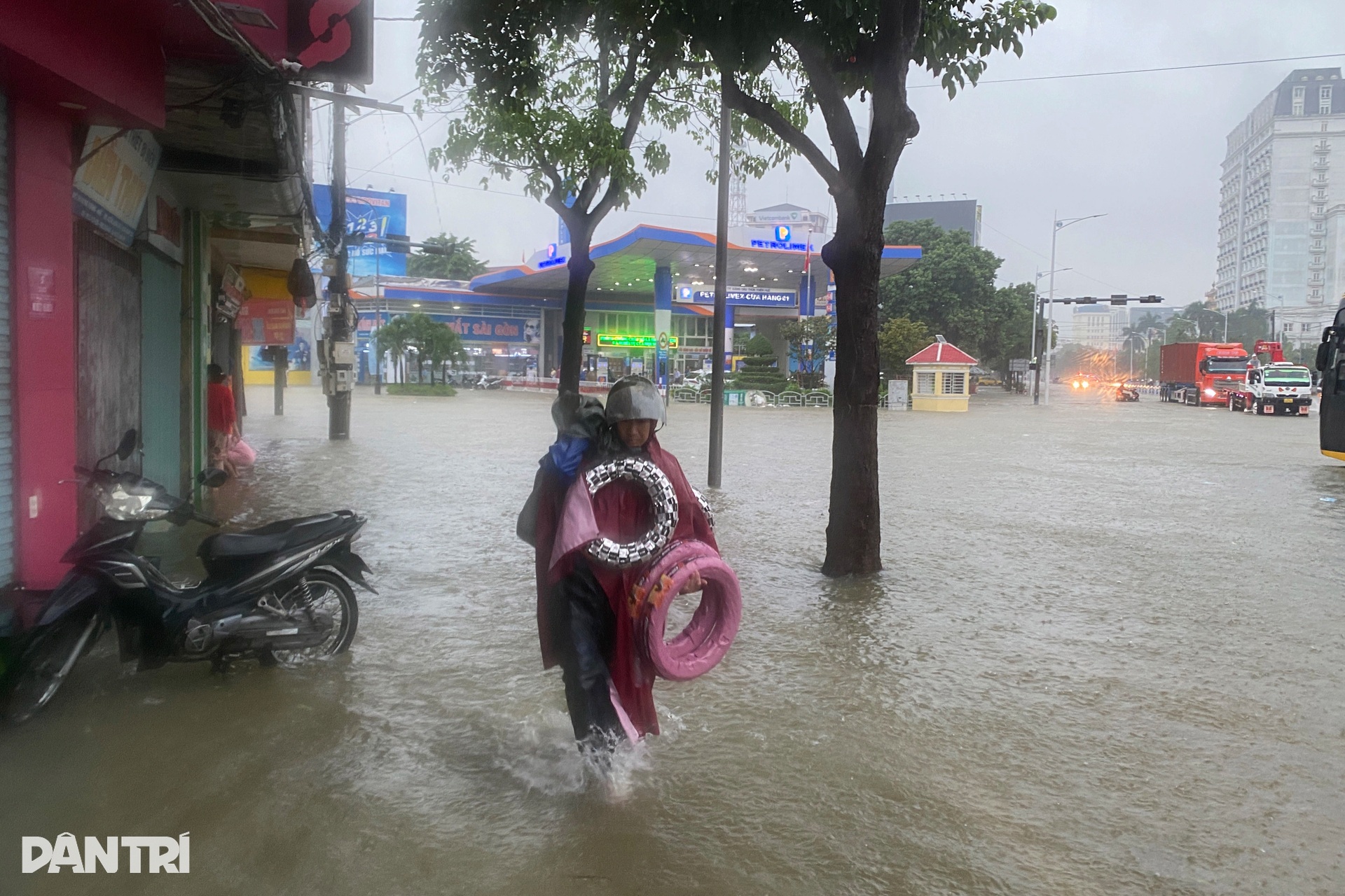 Thành phố Huế mênh mông nước, người dân di chuyển bằng thuyền giữa đô thị - 7
