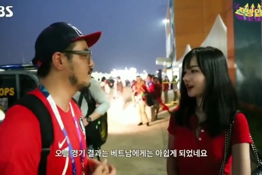 Nữ cổ động viên Việt gây sốt vì ngoại hình xinh xắn khi trả lời đài Hàn Quốc