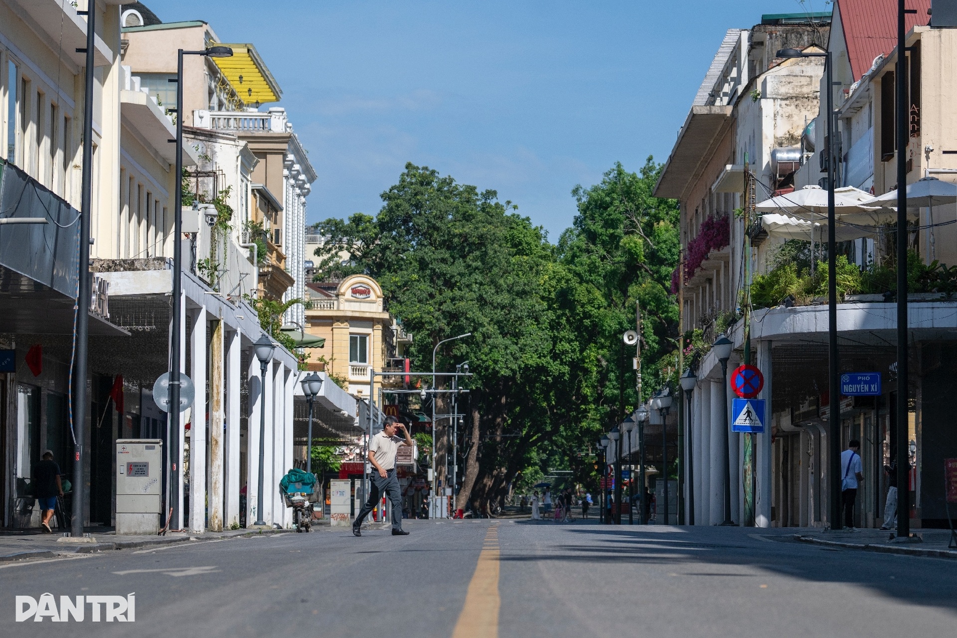 Hà Nội oi nóng ngột ngạt từ sớm, người dân mặc kín mít ra đường - 15