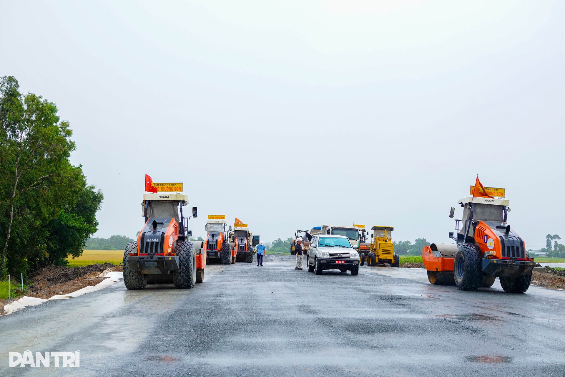 Hàng nghìn công nhân đội mưa chạy đua hoàn thành 110km cao tốc ở miền Tây - 2 Hàng nghìn công nhân đội mưa chạy đua hoàn thành 110km cao tốc ở miền Tây - 2