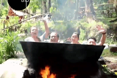 Khó tin: Tắm trong vạc dầu... sôi sùng sục