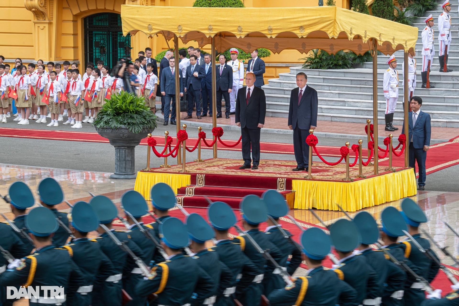 Toàn cảnh lễ đón Tổng thống Nga Putin thăm cấp Nhà nước tới Việt Nam - 7