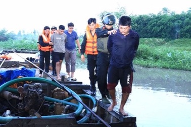 Bắt quả tang nhóm khai thác cát trái phép trên sông Đồng Nai