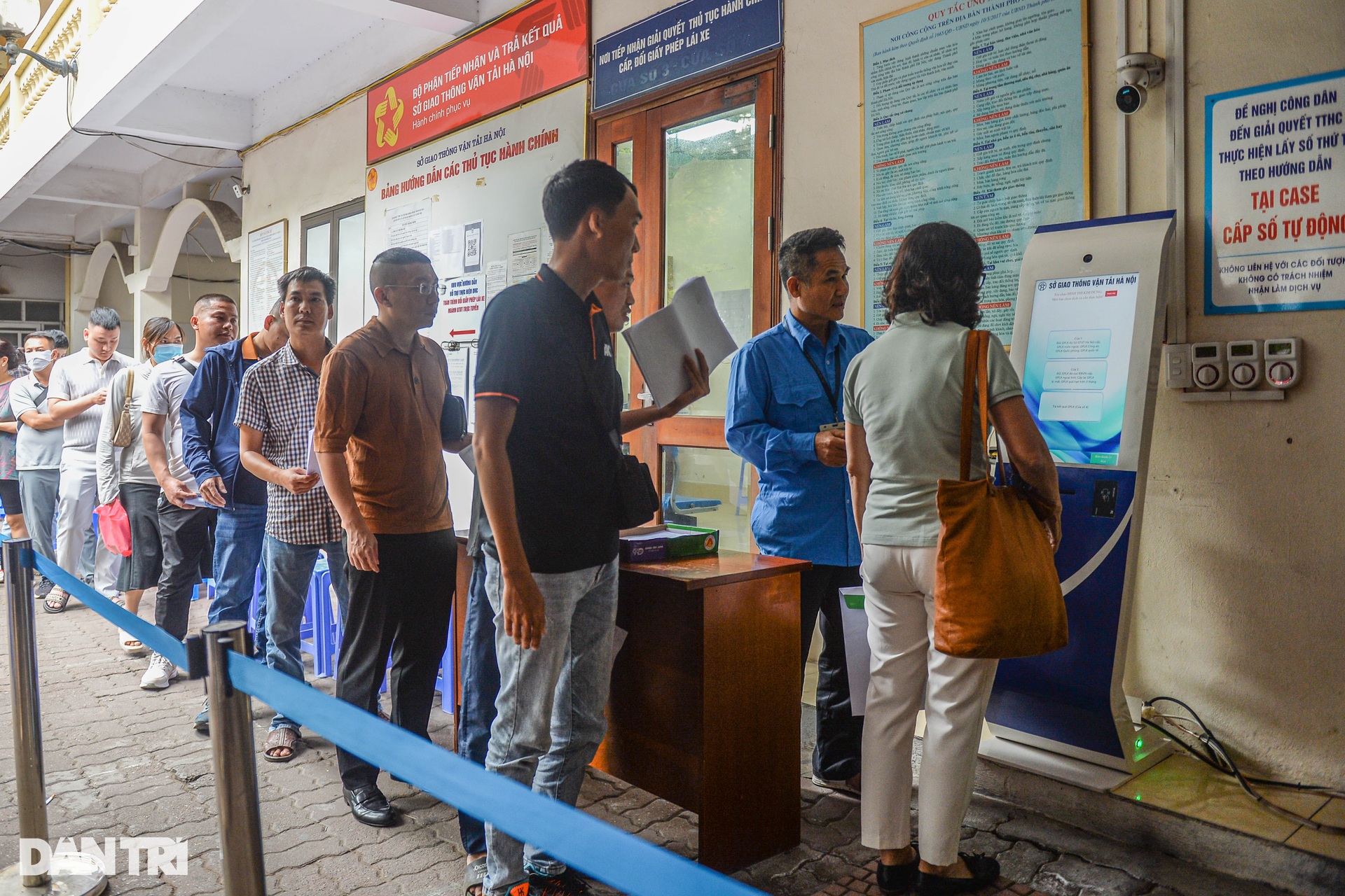 Hà Nội: Người dân xếp hàng rồng rắn đổi giấy phép lái xe - 5 Hà Nội: Người dân xếp hàng rồng rắn đổi giấy phép lái xe - 5