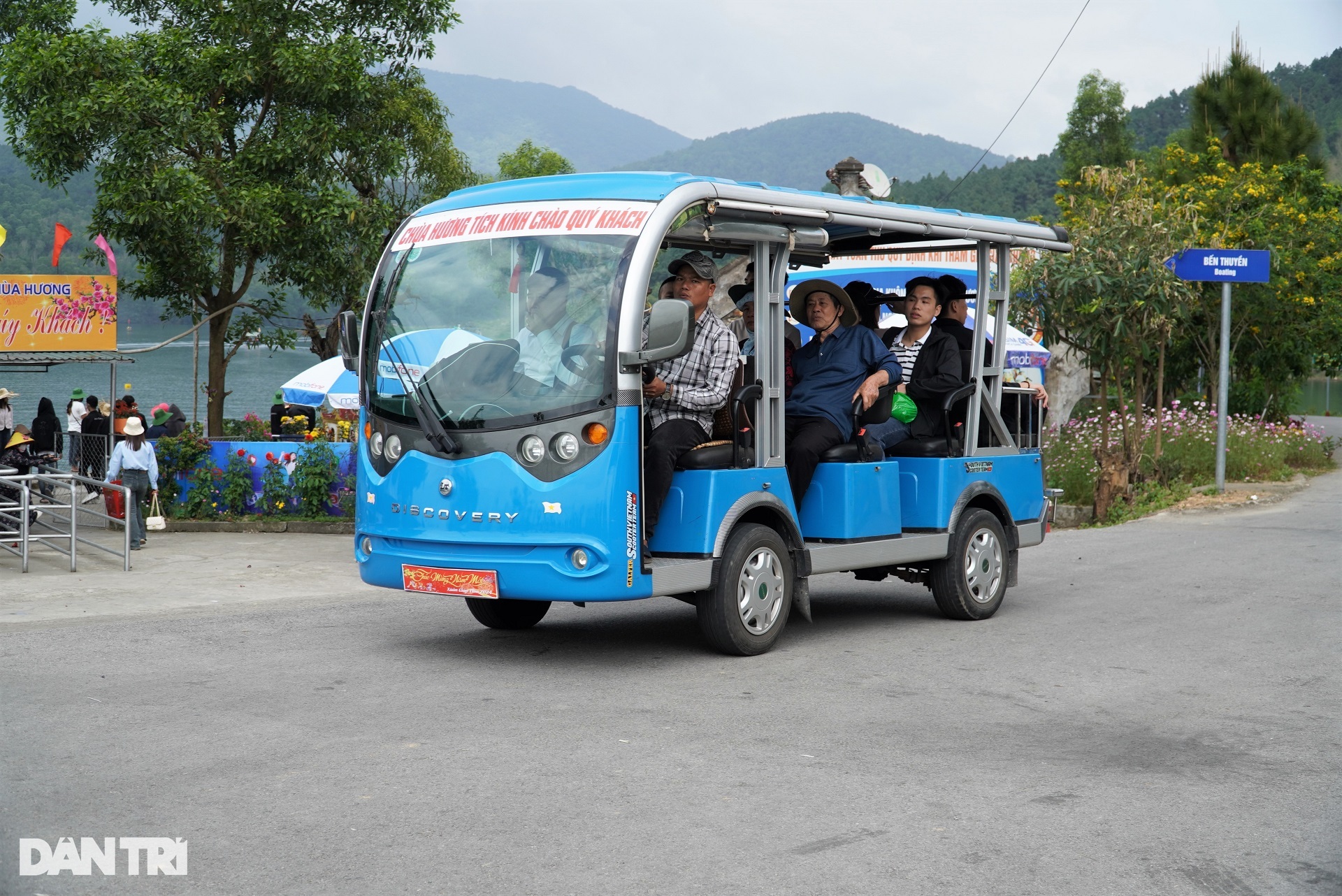 Chen chân đổ dầu gió xoa tượng hổ mong chữa bách bệnh ở chùa Hương Tích - 5 Chen chân đổ dầu gió xoa tượng hổ mong chữa bách bệnh ở chùa Hương Tích - 5