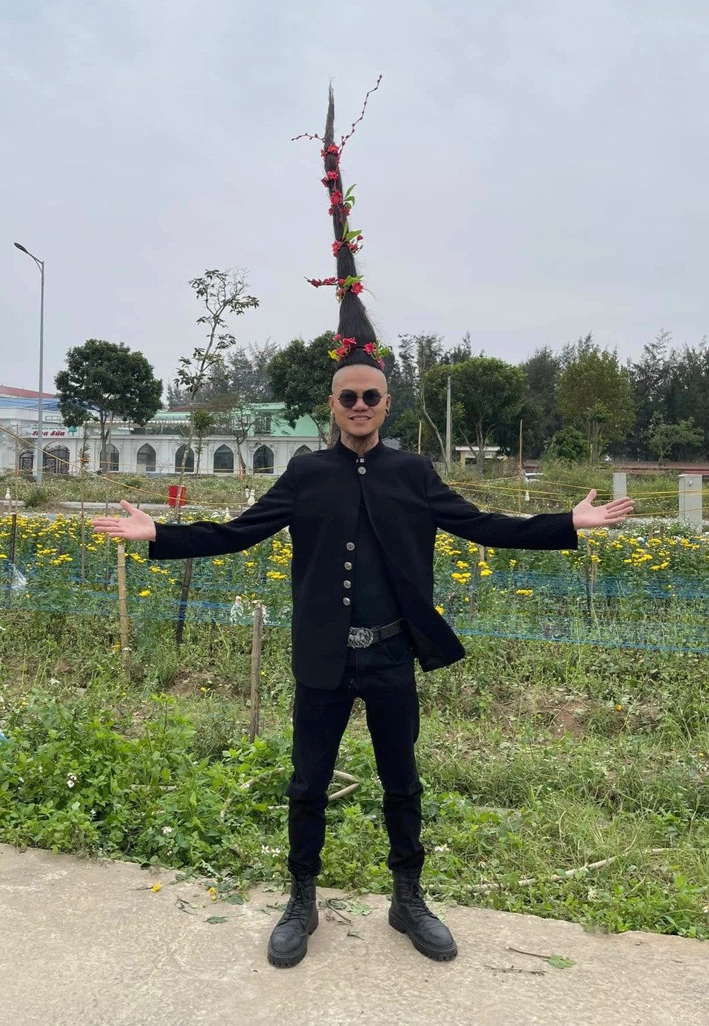 Chàng trai ở Hải Dương tóc dài 1,7m, mỗi ngày dành 1 tiếng gội đầu - 2 Chàng trai ở Hải Dương tóc dài 1,7m, mỗi ngày dành 1 tiếng gội đầu - 2