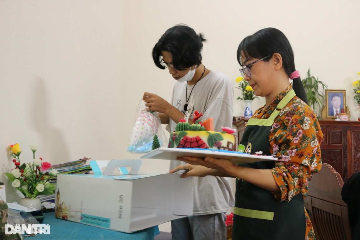 Cô giáo vẽ tranh 3D lên bánh, khách không nỡ thưởng thức vì quá đẹp - 2 Cô giáo vẽ tranh 3D lên bánh, khách không nỡ thưởng thức vì quá đẹp - 2