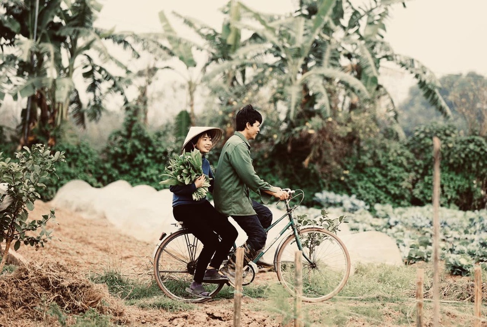 Vợ chồng tiến sỹ về quê làm nông dân, bán 5 tấn nông sản/tháng - 1