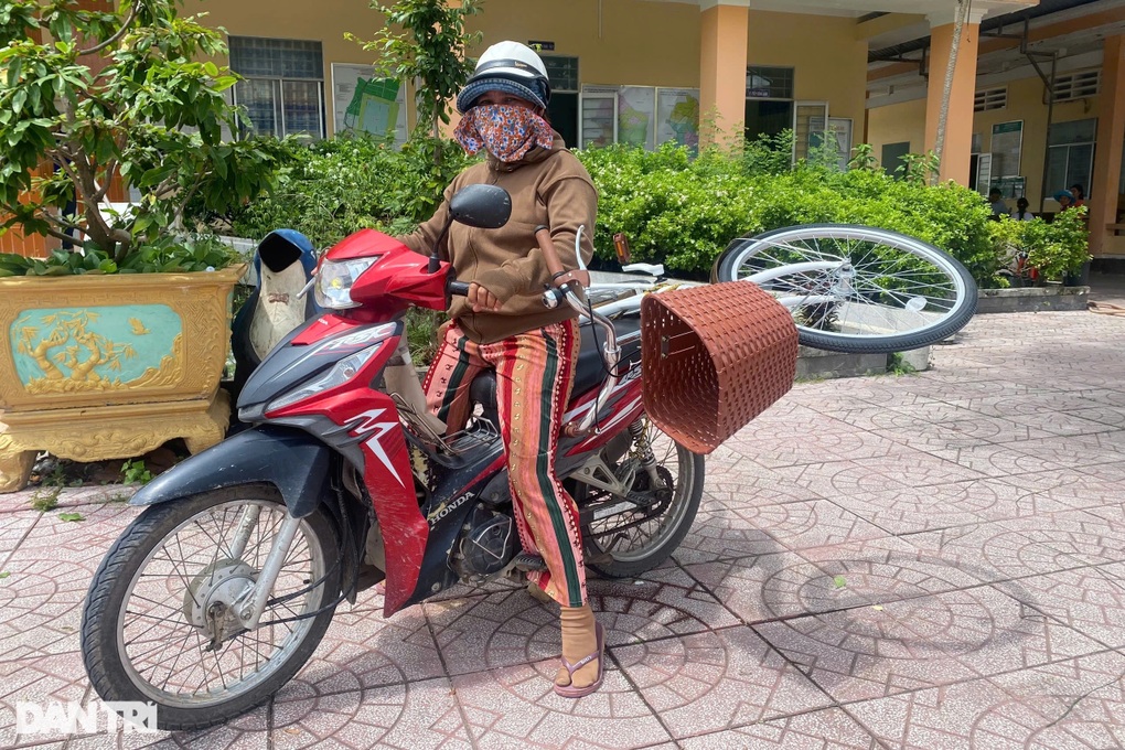 Học sinh đặc biệt khó khăn ở Long An vui mừng nhận quà năm học mới - 6 Học sinh đặc biệt khó khăn ở Long An vui mừng nhận quà năm học mới - 6
