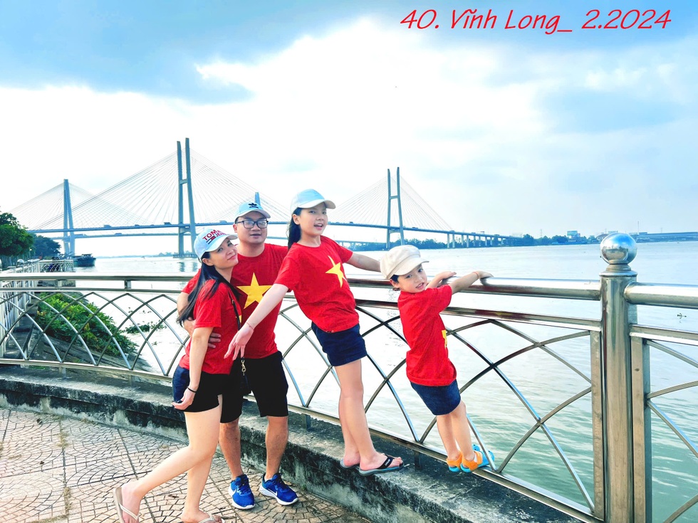 Gia đình ở Hà Nội mặc áo cờ đỏ sao vàng đi khắp Việt Nam chụp ảnh - 11 Gia đình ở Hà Nội mặc áo cờ đỏ sao vàng đi khắp Việt Nam chụp ảnh - 11