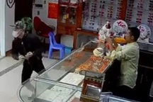 Kẻ cướp tiệm vàng bị người dân bắt tại trận