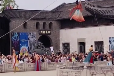 Nữ nghệ sĩ bị rơi xuống ao trong khi đang trình diễn với khí cầu