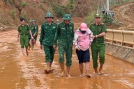 Vượt 40km đường rừng núi sạt lở đưa sản phụ và người ốm đi cấp cứu