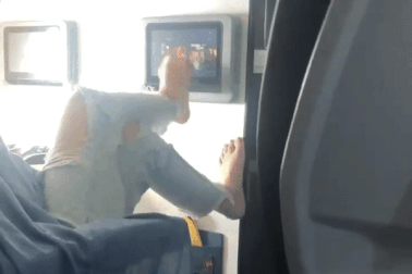 Nữ hành khách dùng chân vuốt màn hình ti vi trên máy bay