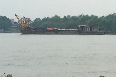 Xà lan chở cả ngàn tấn hàng bị tàu dầu đâm chìm trên sông