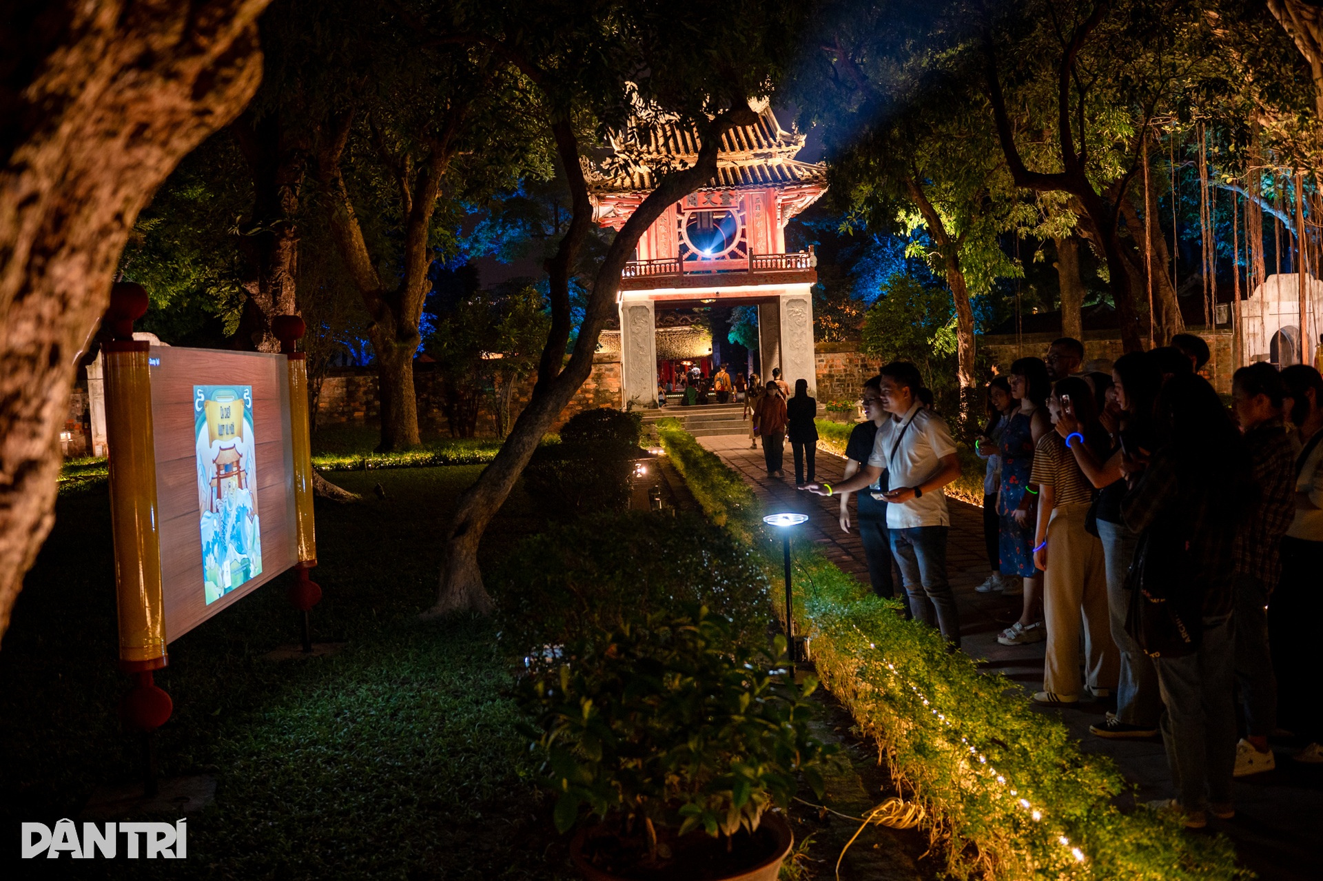 Người dân xếp hàng kín sân Văn Miếu xem trình chiếu 3D trong tour đêm - 5 Người dân xếp hàng kín sân Văn Miếu xem trình chiếu 3D trong tour đêm - 5